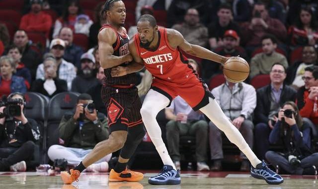 真人娱乐平台-拉锯战！火箭三分12中3陷被动：杜兰特12分7板，乌度卡场边生气